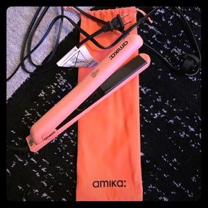 Amika hair straightener new used only once.